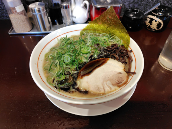 「黒豚骨¥880青ネギ¥150」@飛騰ラーメンの写真