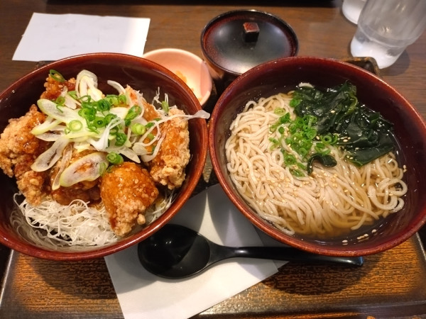 「甘からだれの鶏竜田丼と麺のセット1,140円」@大戸屋  トツカーナモール店の写真