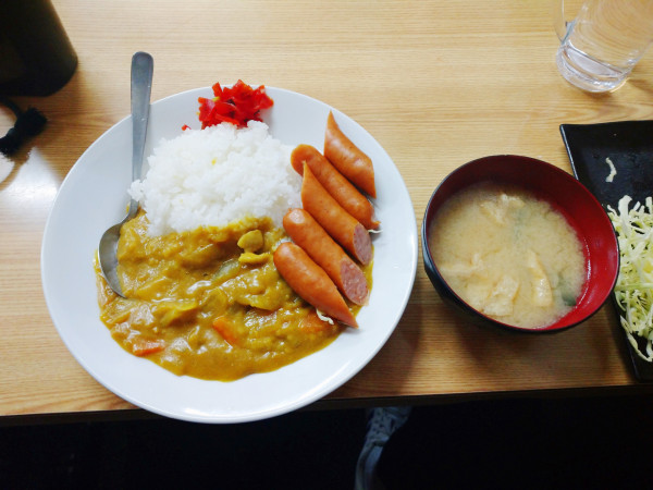 「カレーライス+ピリ辛ソーセージ」@丸大ホール 本店の写真