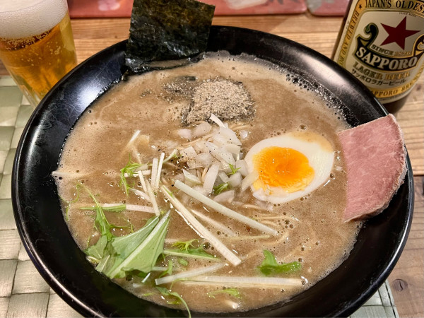 「どろどろ濃厚煮干しラーメン+赤星🍺」@煮干しラーメン 必の写真