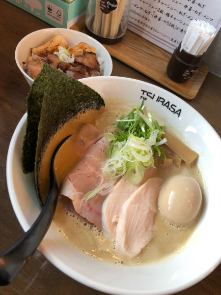 「鶏白湯醤油全のせ&チャーシュー丼」@ラーメン翼の写真