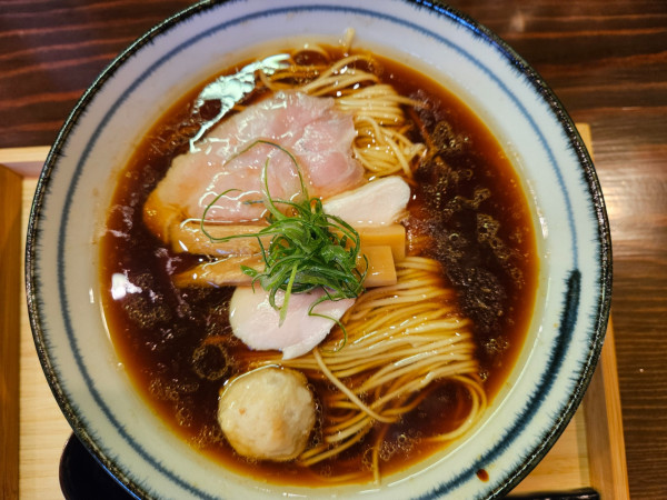 「地鶏醤油そば」@鶏と貝 MUUの写真
