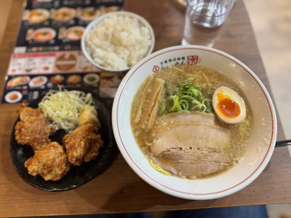 「みやこらぁ～めん(並)890円＋唐揚げランチ300円」@京都熟成細麺 らぁ～めん京 ラーメンスクエア立川店の写真