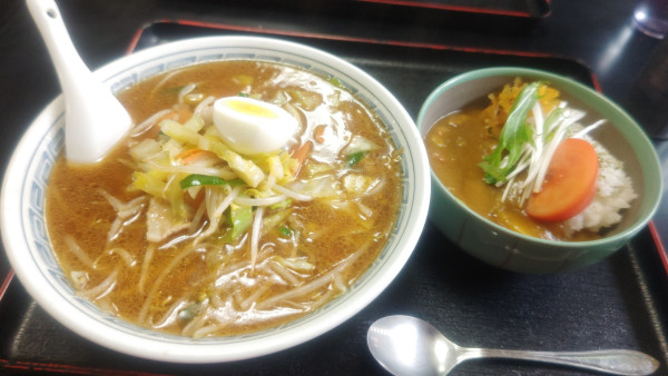 「みそラーメン７５０円＆半カレーライス370円」@大野屋の写真
