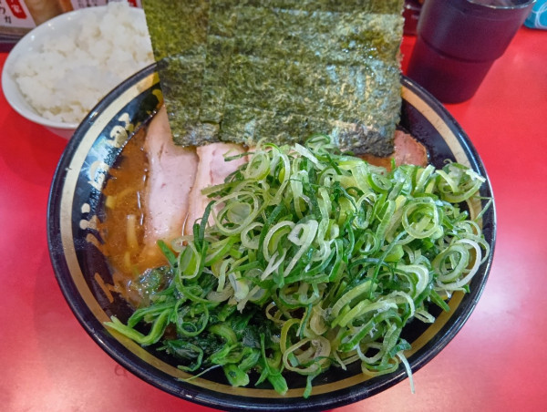 「燻製チャーシュー麵　ライスセット　九条ネギ」@横濱家系ラーメン 五代目 野中家の写真
