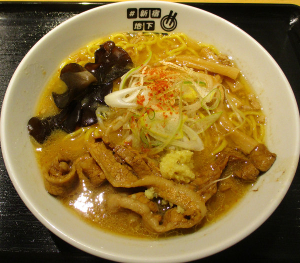 「＜札幌みその＞札幌濃厚炙り豚盛り味噌らーめん　1200円」@#新宿地下ラーメンの写真