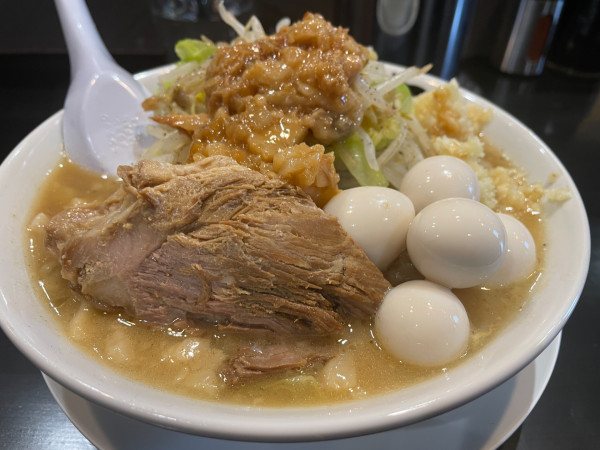 「ミニラーメン（ニンニク）800円＋うずら100円」@WILD PIGの写真