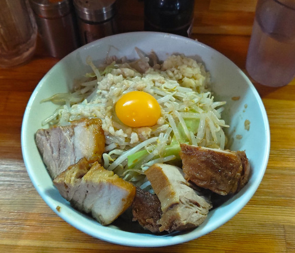 「肉増しまぜそば醤油（並）全マシ」@麺処 MAZERUの写真