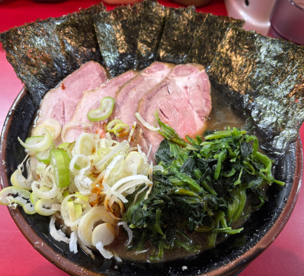 「中盛チャーシュー+  ネギ+  ほうれん草+ 海苔」@とらきち家 光の写真