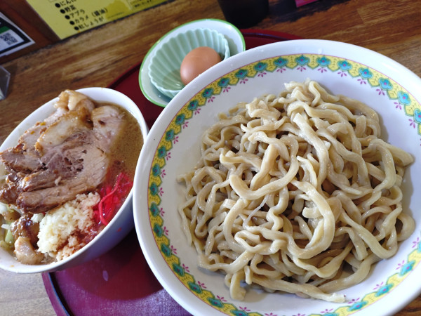 「ラーメン中、つけ麺変更、生卵」@ラーメンめじの写真