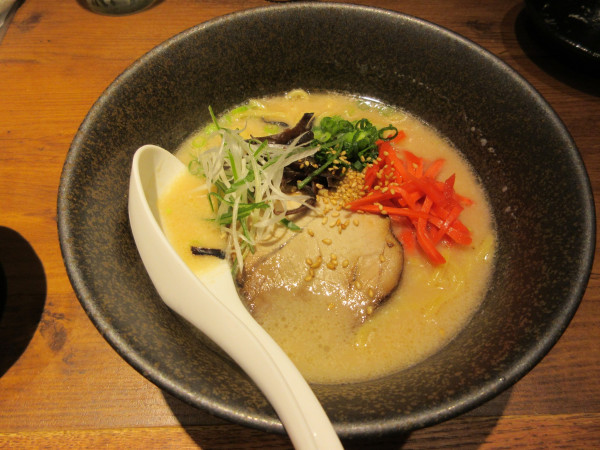 「とんこつラーメン（７８０円）」@肉と漁師飯 浜右衛門の写真