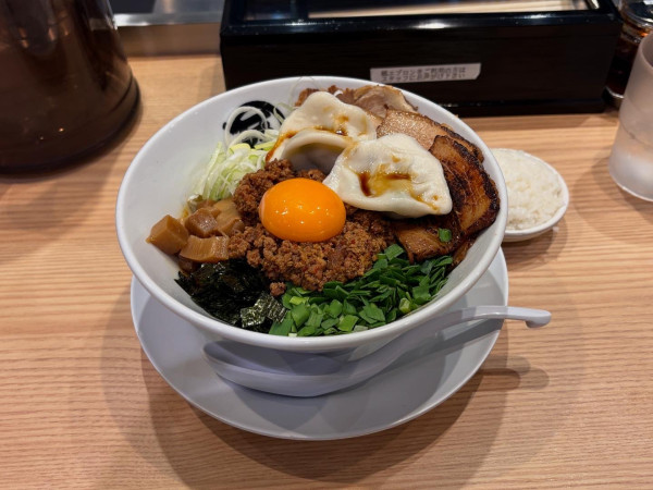 「台湾カレーまぜそばDX」@麺や マルショウ EST店の写真