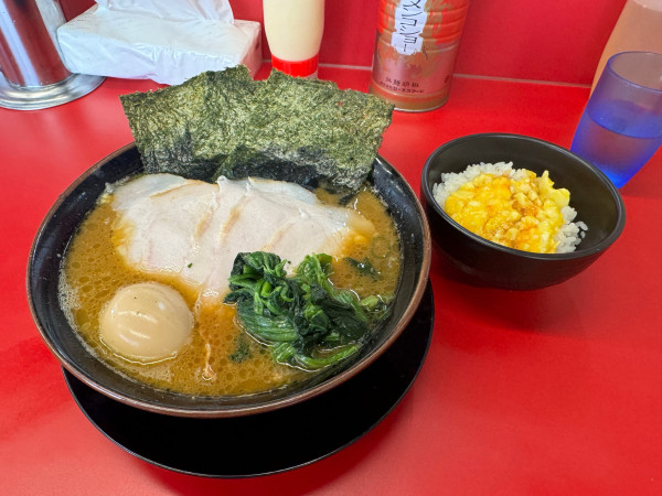「チャーシュー麺　3枚　卵飯」@王道家直伝 との丸家 八潮店の写真
