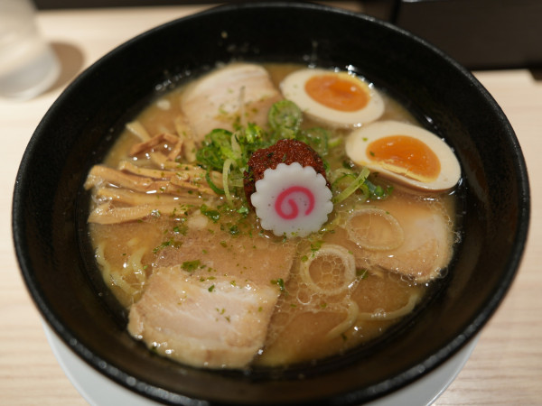 「辛味噌ラーメン＋サービス味玉」@麺処 若武者 浅草店の写真