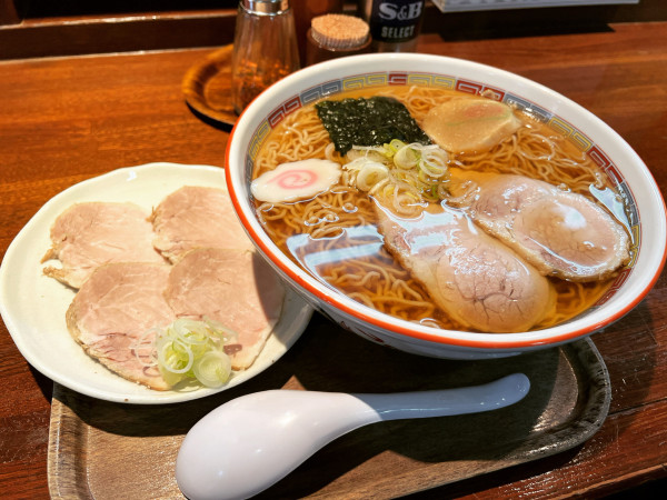 「中華そば＋チャーシュー」@支那そば 伊藤の写真