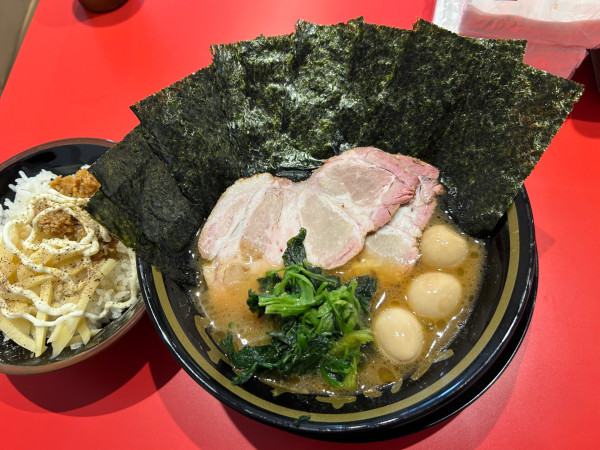 「とらきちラーメン（並）ライス」@とらきち家の写真