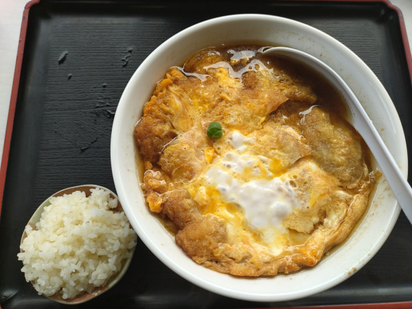 「【限定】カツ煮そば（小さいご飯付き）￥1100」@あぢとみ食堂の写真