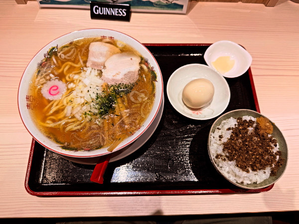 「ランチAセット(あごだし中華そば＋日替わり丼)＋味玉」@山形飛魚 亞呉屋 仙台東口店の写真