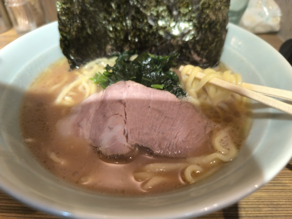 「ラーメン並(好みすべて普通)(900)」@横浜らーめん渡来武 総本店の写真