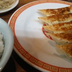 餃子10個半ライス 825円