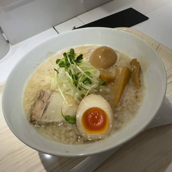 「濃厚醤油豚骨ラーメン ・味付玉子」@麺匠 虎白 新宿アイランドタワー店の写真