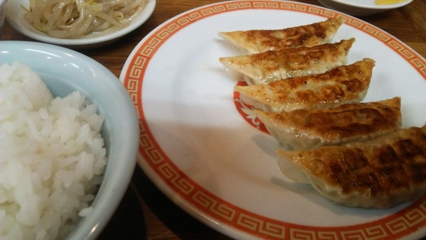 「餃子10個半ライス 825円」@亀戸ぎょうざ 両国店の写真