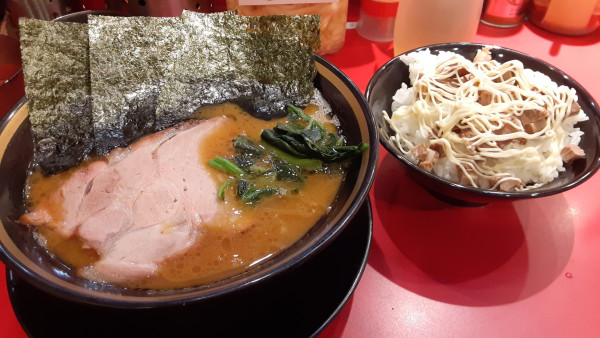 「ラーメン950円　コマチャー100円　無料ライス」@王道家直伝 家系ラーメン 本ごう家王道乃印の写真