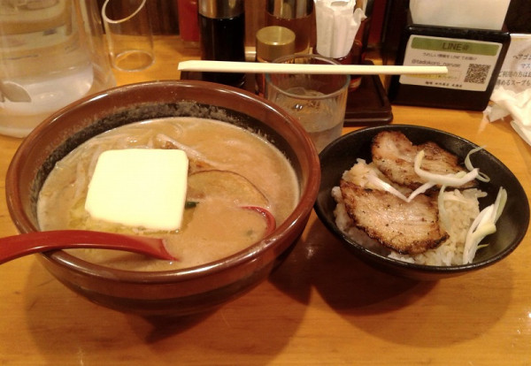 「超バターらーめん1045円+特製チャーシュー丼440円」@麺場 田所商店 成瀬店の写真