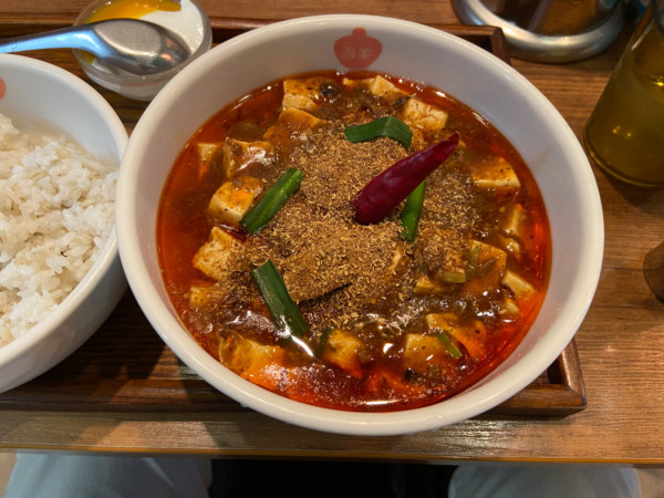 「麺と丸麦入りごはんのセット(極上麻婆麺)1330円」@香家 三田店の写真