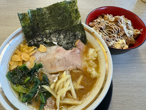 「ラーメン＋チャーシューまぶし」@王道家直伝 との丸家 越谷店の写真