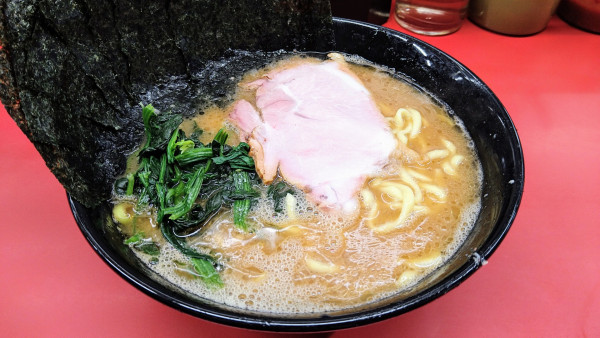 「ラーメン(味濃いめ･麺硬め)+海苔」@ラーメン杉田家の写真