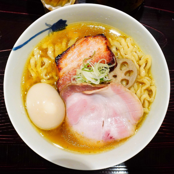 「塩（中太手もみ麺）＋味玉＋エビスビール」@麺 みつヰの写真