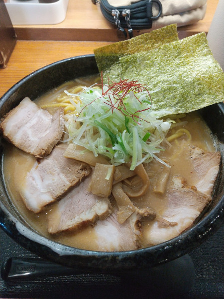 「濃厚味噌(トッピング：名物チャーシューどっかん盛り)」@麺場 もっけいの写真