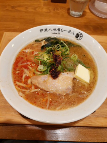 「三種のラー油の味噌ラーメン＋マーボー丼＋バター」@伊蔵八味噌らーめんの写真