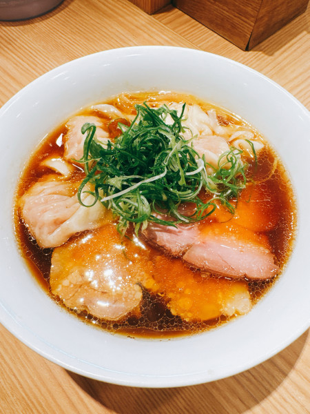 「海老ワンタン醤油らぁ麺」@中村麺三郎商店の写真