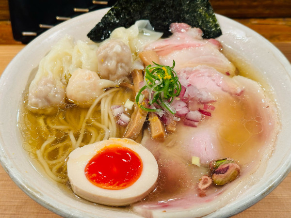 「塩 1,300円 上 250円 追加ワンタン 250円」@Homemade Ramen 麦苗の写真