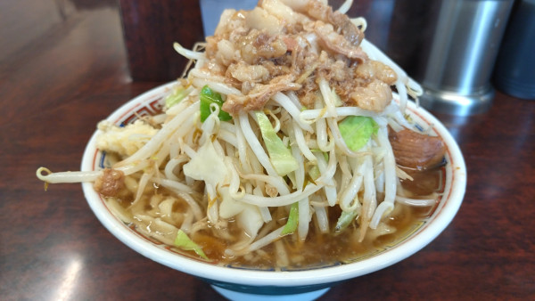 「ミニラーメン　ﾔｻｲｱﾌﾞﾗﾏｼﾆﾝﾆｸｽｺｼﾏｼ　¥700」@ラーメン二郎 めじろ台店の写真