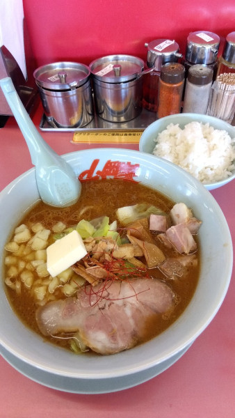 「特製カレーとんこつラーメン+半ライス+コロチャーシュー6個+バタ」@ラーメン山岡家 八千代店の写真