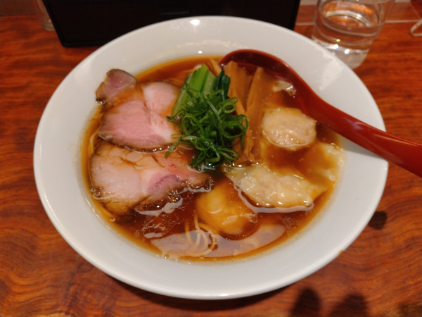 「ワンタン醤油そば(海老ワンタン3個)¥1400-」@三馬路 東京店の写真