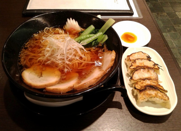 「醤油チャーシュー麺+一口焼き餃子(5個)」@とらい食堂の写真