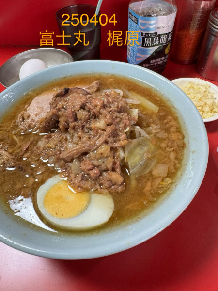 「ラーメン半分＋白50g+生玉子 1,050+100+100」@ラーメン富士丸 明治通り都電梶原店の写真
