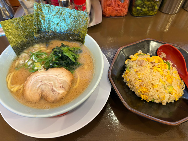 「豚骨醤油半チャーハンセット1340円」@ラーメン清六家 神立店の写真