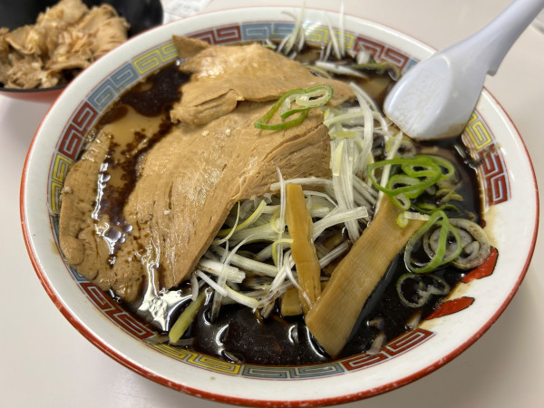 「しょうゆ白ねぎラーメン(濃い )+味付けチャーシュー」@ラーメン 蜂屋 5条創業店の写真
