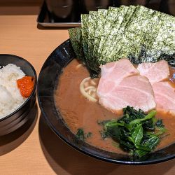 ラーメン（好み全て普通）+チャーシュー1枚+海苔+ライス