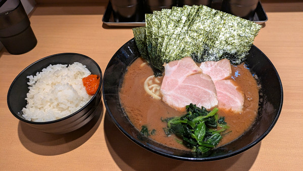 「ラーメン（好み全て普通）+チャーシュー1枚+海苔+ライス」@ます家の写真