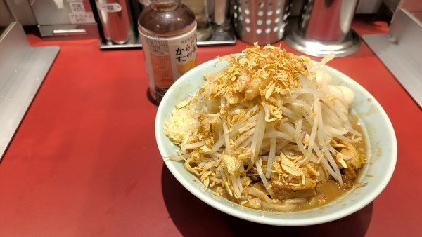 「ラーメン濃厚　大盛り　野菜　ニンニク　アブラ（フライドエシャロッ」@豚らーめん ミドリカワの写真