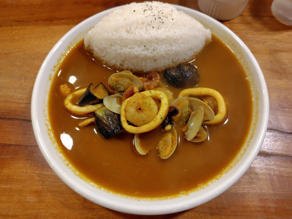 「シーフードカレー中（1辛）1070円」@スマイル工場の写真