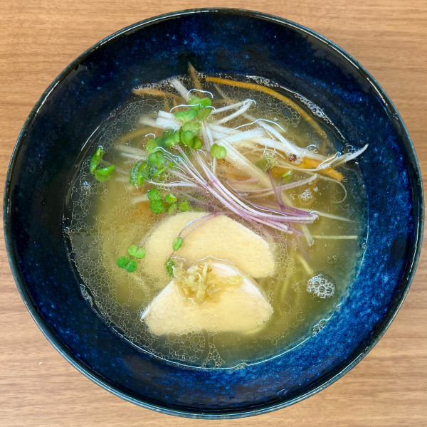 「塩ラーメン 鶏（煮干油）（麺少なめ）¥950」@麺処塩一択の写真