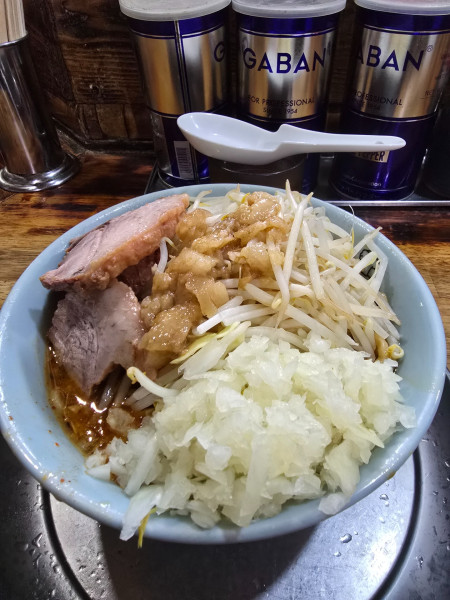 「小ラーメン　辛いやつ　黒脂　カラメ　たまねぎ」@麺でる 多摩センター店の写真