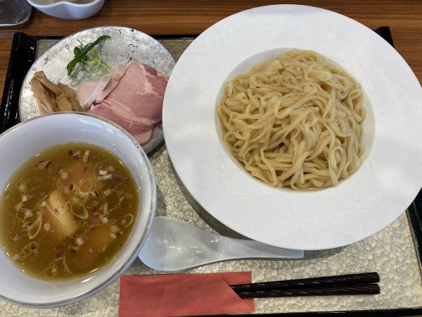 「塩つけ麺（大盛り）＋吊るし焼きチャーシュー」@彩とりの写真